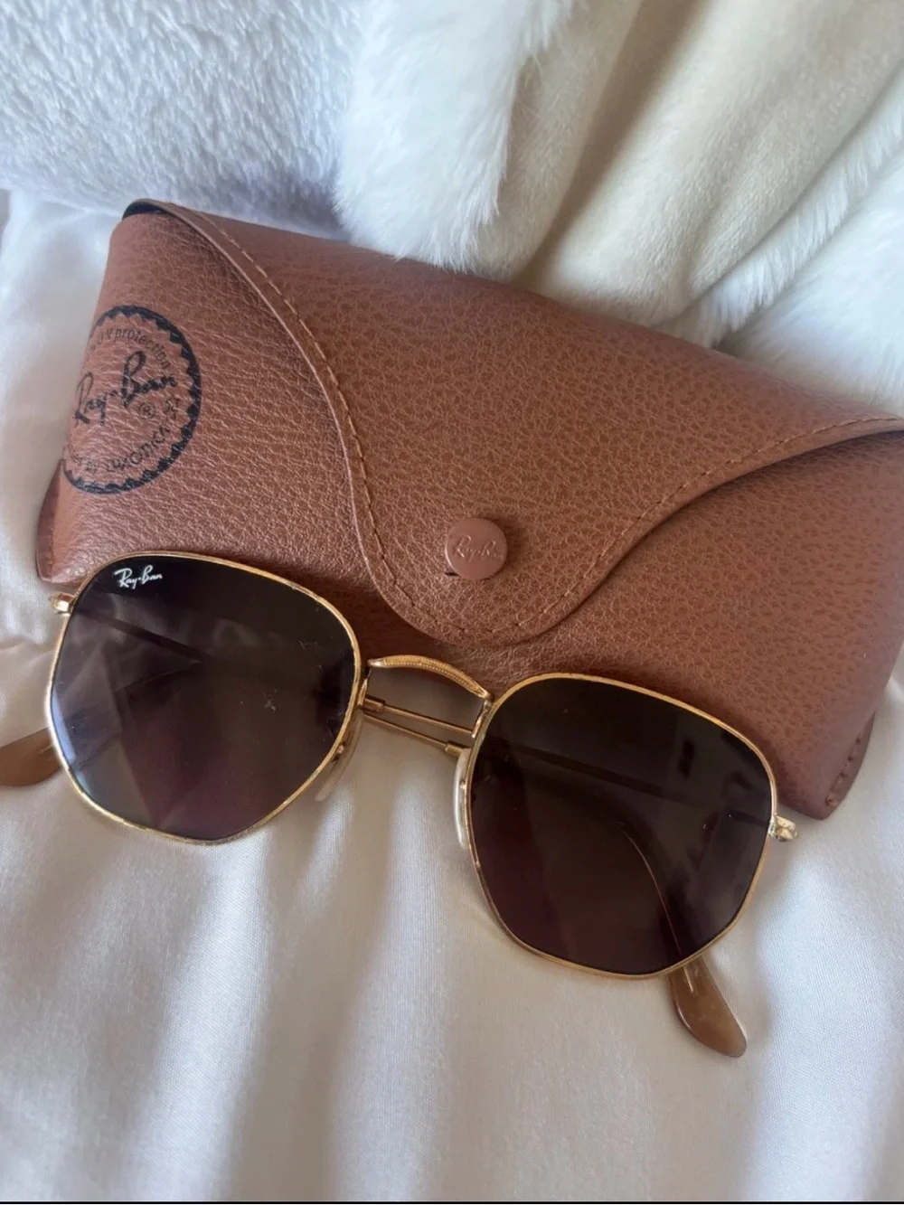 Ray-Ban Men’s Gold Frame Brown Lens Sunglasses with Brown Case